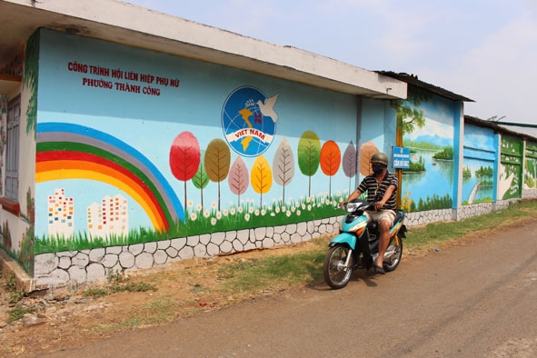 Thông điệp bảo vệ môi trường được chuyển tải qua tranh vẽ trên tường ở đường Xô Viết Nghệ Tĩnh (phường Thành Công). 