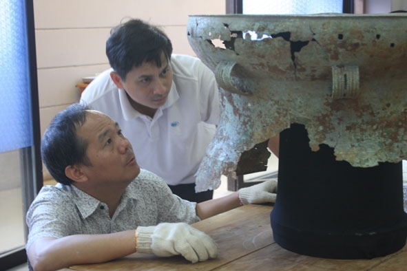 Bảo tàng tỉnh nghiên cứu, khôi phục nguyên dạng  chiếc trống đồng được phát hiện trên địa bàn  xã Phú Xuân, huyện Krông Năng.