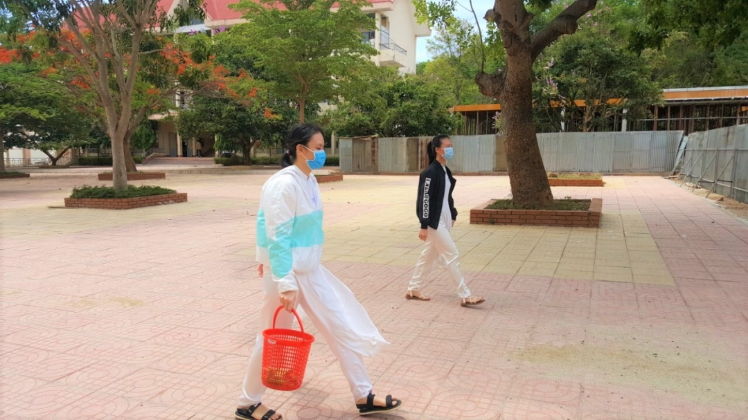100% học sinh Trường THPT Lắk đều đeo khẩu trang đến trường.