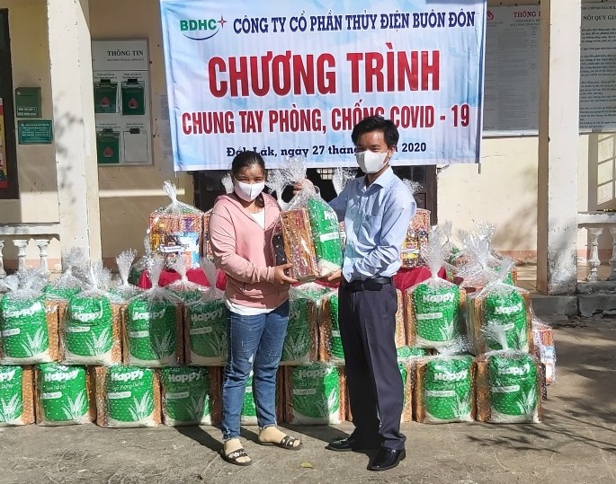 Đại diện Công ty Cổ phần thủy điện Buôn Đôn tặng qàu cho người dân xã Ea Wer (huyện Buôn Đôn).
