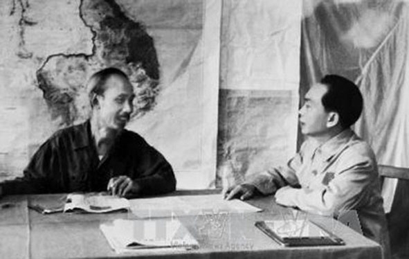 Chủ tịch Hồ Chí Minh và Đại tướng Võ Nguyên Giáp.    Ảnh tư liệu