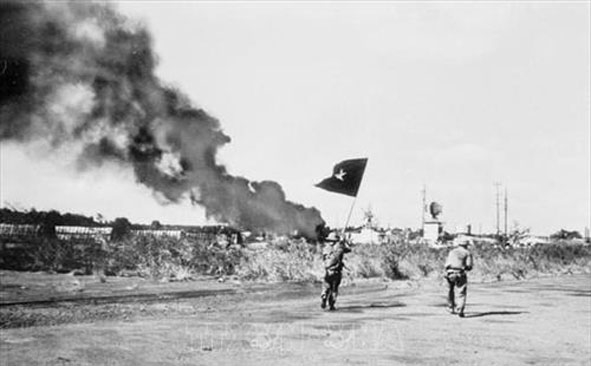 Quân giải phóng đánh chiếm sân bay Hòa Bình ở thị xã Buôn Ma Thuột.    Ảnh: TTXVN