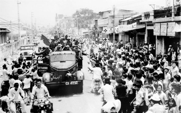 Người dân Sài Gòn vui mừng chào đón Quân giải phóng. Ảnh tư liệu