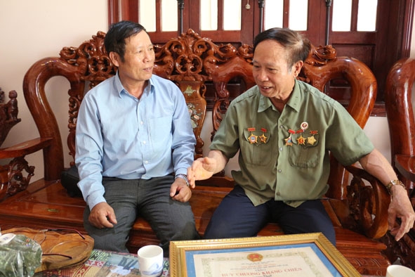 Ông Phạm Văn Mão (bên phải) và người bạn ôn lại kỷ niệm  thời chiến.  