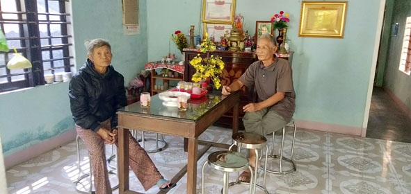 Bà Đặng Thị Tám  cùng người  em trai Đặng Minh Tuấn  trong ngôi  nhà nhỏ  ở TP. Hội An.  