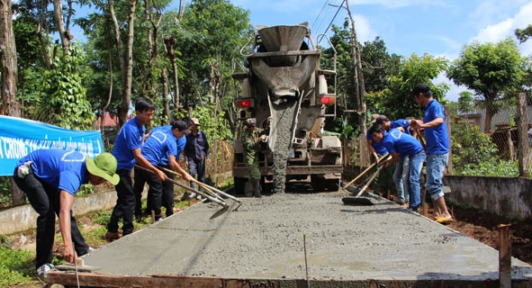 Thanh niên tình nguyện tham gia bê tông hóa đường giao thông nông thôn tại huyện Cư Kuin.