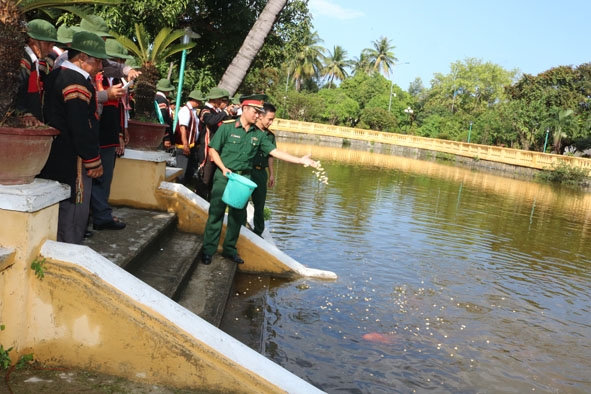 Các già làng, trưởng thôn tiêu tiểu  tham quan  ao cá Bác Hồ  tại Bảo tàng  Hồ Chí Minh  chi nhánh  Khu 5.