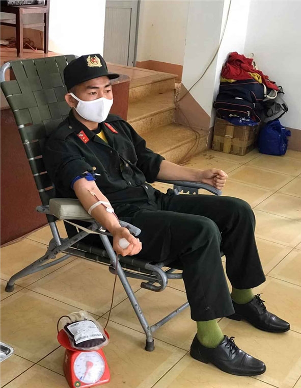 Thượng úy Công trong một lần tham gia hiến máu  tình nguyện. 