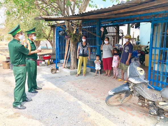 Cán bộ, chiến sĩ Đồn Biên phòng Sê rê pốk tuyên truyền phòng, chống dịch bệnh Covid-19 cho người dân nơi biên giới. 