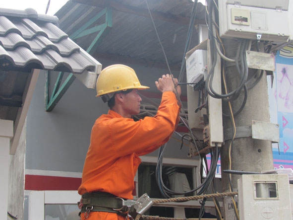 Lắp đặt công tơ điện tử để bảo đảm đo đếm điện chính xác tại hộ dân ở xã Hòa Thuận, TP. Buôn Ma Thuột.