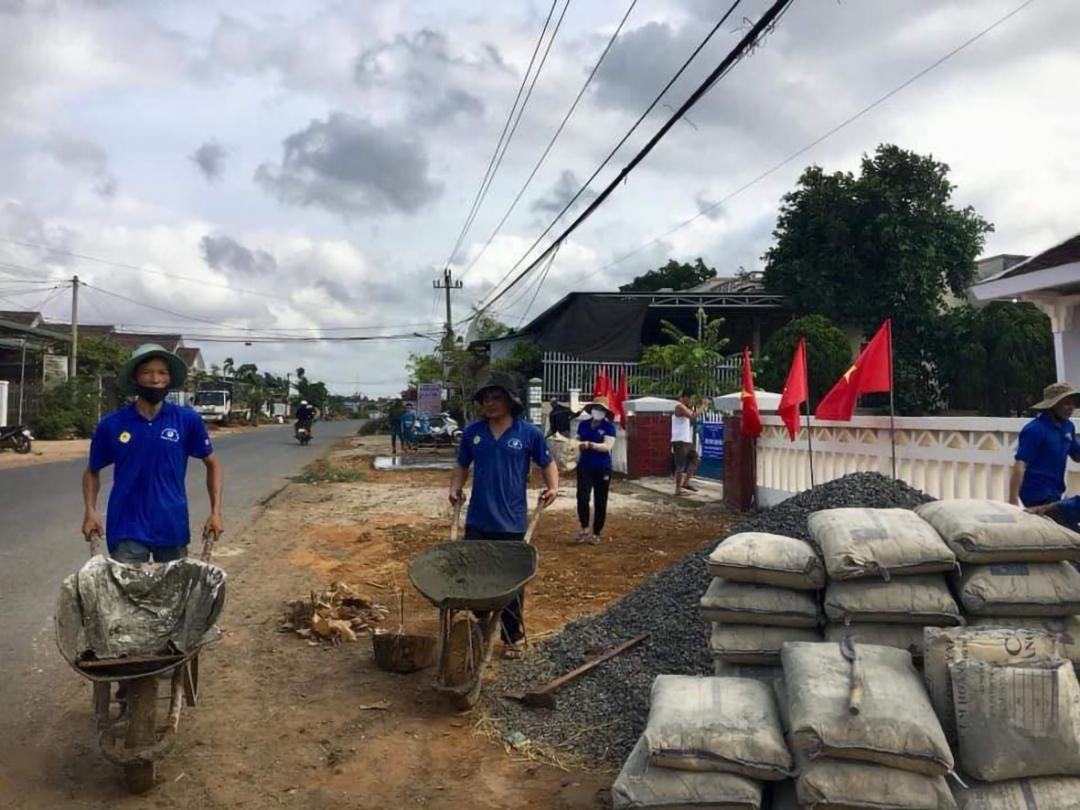Đoàn viên, thanh niên Đoàn xã Tân Tiến (huyện Krông Pắc) tham gia chăm sóc làm đẹp Đài tưởng niệm Liệt sỹ - Công trình mang ý nghĩa thiết thực chào mừng đại hội Đảng các cấp.