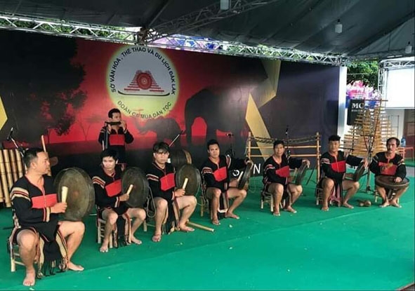 Đoàn Ca múa dân tộc Đắk Lắk giao lưu cồng chiêng tại tỉnh Bạc Liêu nhằm quảng bá Di sản Văn hóa  cồng chiêng.  Ảnh: Y Hoách Êban