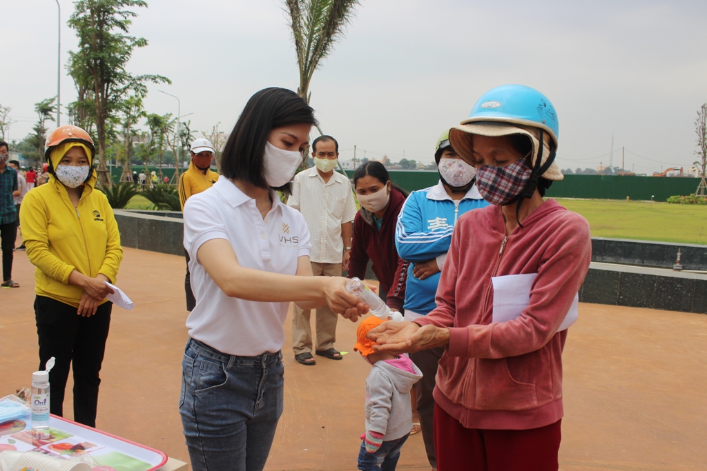 Bà con thực hiện nghiêm các biện pháp phòng dịch, sử dụng dung dịch rửa tay khô