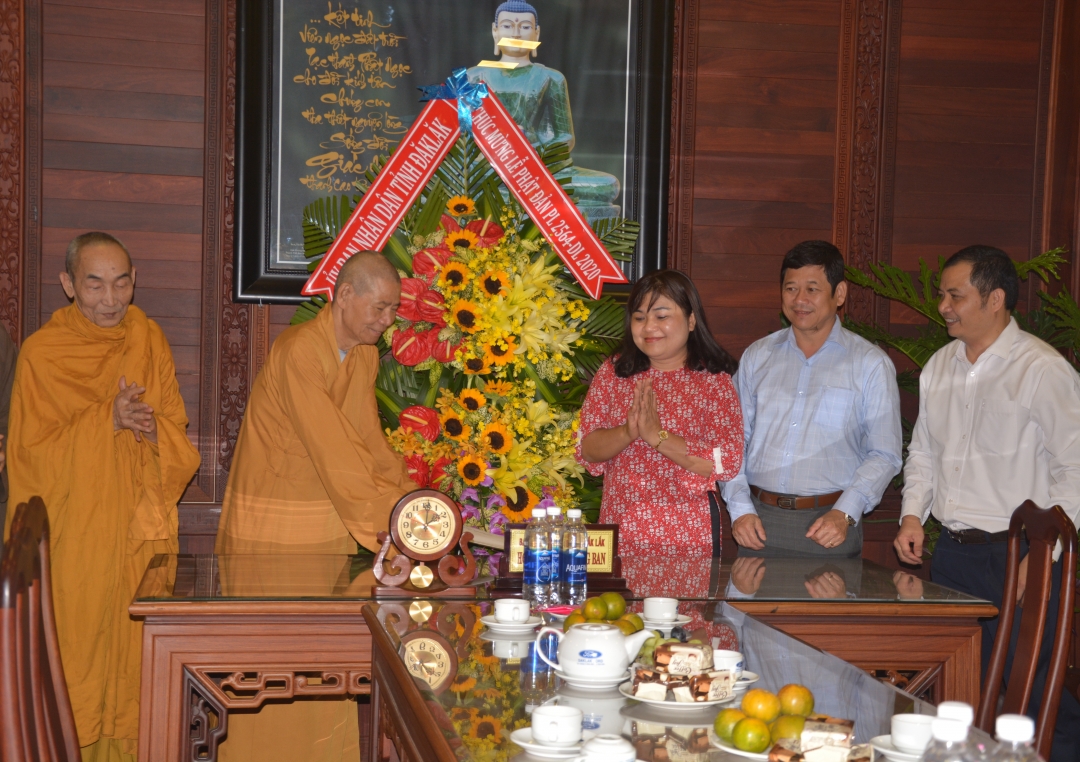 Phó Chủ tịch UBND tỉnh tặng hoa chúc mừng Đại lễ Phật đản Ban Trị sự Phật giáo tỉnh.