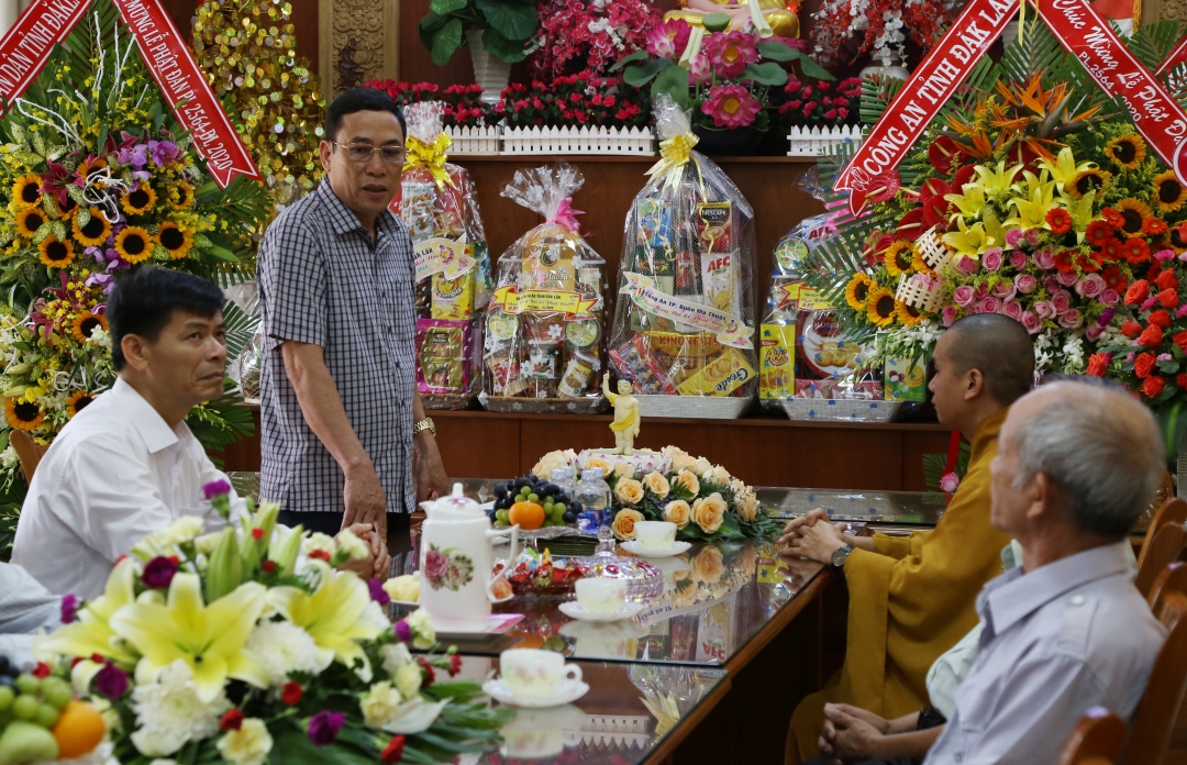 Phó Chủ tịch UBND tỉnh Võ Văn Cảnh chúc mừng Đại lễ Phật đản tại Chùa