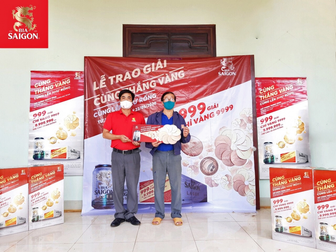 Anh Đặng Hoàng Vinh nhận giải thưởng tại địa điểm trao thưởng của Bia Saigon tại Gia Lai.