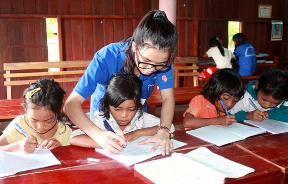 Sinh viên tình nguyện ôn tập kiến thức cho học sinh dân tộc thiểu số xã Krông Jing (huyện M'Đrắk).
