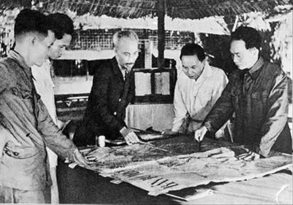 Ngày 6-12-1953, Bộ Chính trị tổ chức cuộc họp dưới sự chủ trì của Chủ tịch Hồ Chí Minh để nghe Tổng Quân ủy báo cáo và duyệt lần cuối kế hoạch tác chiến Đông - Xuân 1953 - 1954, đồng thời quyết định mở Chiến dịch Điện Biên Phủ với quyết tâm tiêu diệt bằng được tập đoàn cứ điểm này.  Ảnh tư liệu/TTXVN
