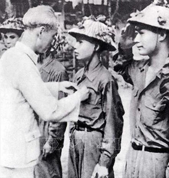 Chủ tịch Hồ Chí Minh thưởng huy hiệu cho các chiến sĩ lập nhiều chiến công trong chiến dịch Điện Biên Phủ. Ảnh tư liệu/TTXVN