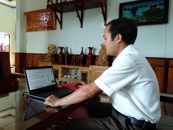 Giáo viên Trường THPT Phan Đăng Lưu (huyện Krông Búk) dạy học trực tuyến cho học sinh. 