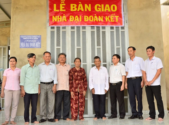 Lễ bàn giao nhà Đại đoàn kết cho hộ nghèo tại xã Ea Kuăng, huyện Krông Pắc.