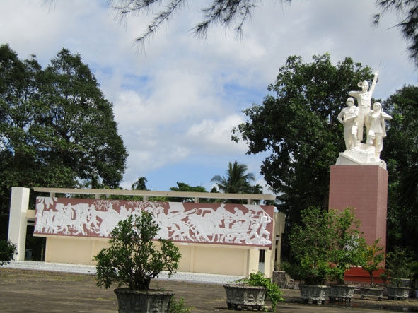 Tượng đài Khu di tích Chiến thắng Tầm Vu. 