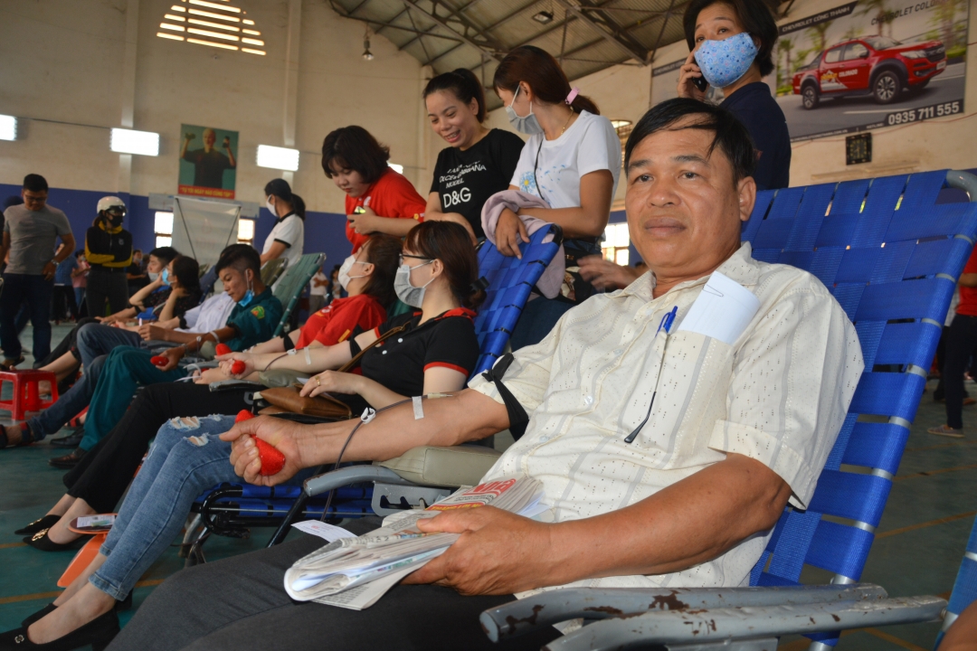 Chú Võ Tấn Dũng, năm nay đã 61 tuổi tham gia hiến máu lần thức 7.