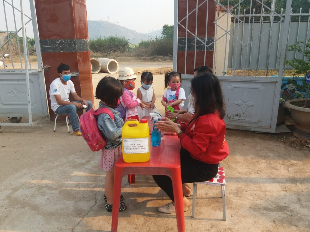 Giáo viên Trường Mẫu giáo Cư Pui (xã Cư Pui, huyện Krông Bông)