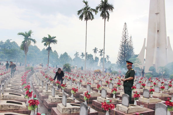Cán bộ, nhân dân thắp hương, tưởng nhớ các Anh hùng liệt sỹ tại Nghĩa trang Liệt sỹ tỉnh. 
