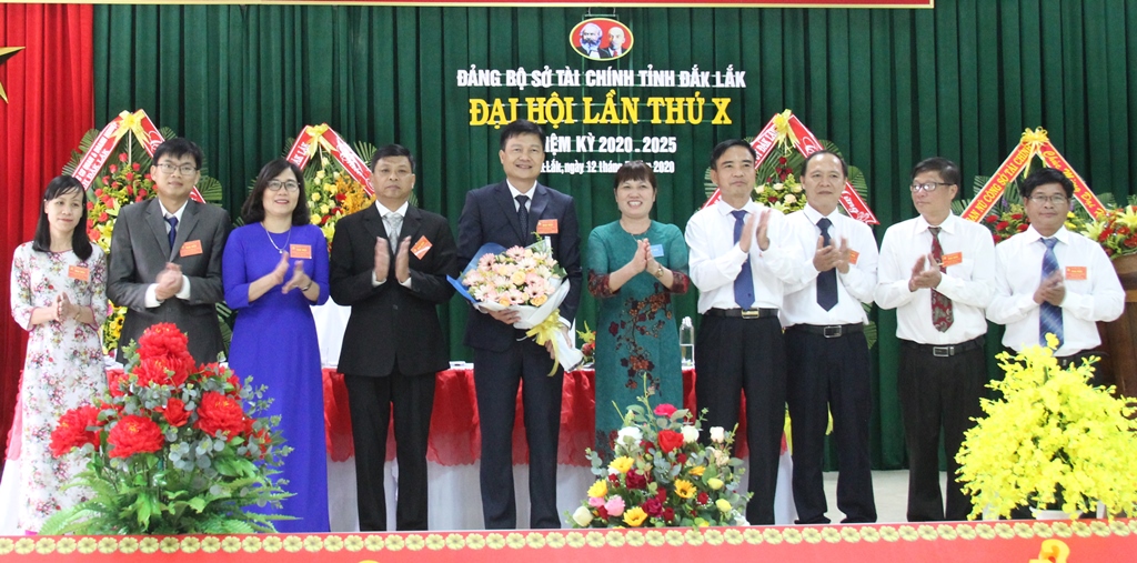 Bì thư Đảng ủy Khối cơ quan và Doanh nghiệp tỉnh Đoàn Thị Biên chúc mừng Ban chấp hành Đảng bộ Sở Tài chính khóa X