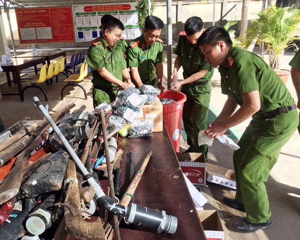 Các loại vũ khí, vật liệu nổ, công cụ hỗ trợ vi phạm được Công an huyện Cư M'gar phát hiện, tịch thu. 