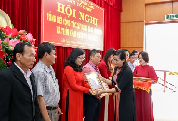 Các đảng viên xuất sắc tiêu biểu năm 2019 được nhận Bằng khen của Tỉnh ủy.    Ảnh: Hoàng Gia