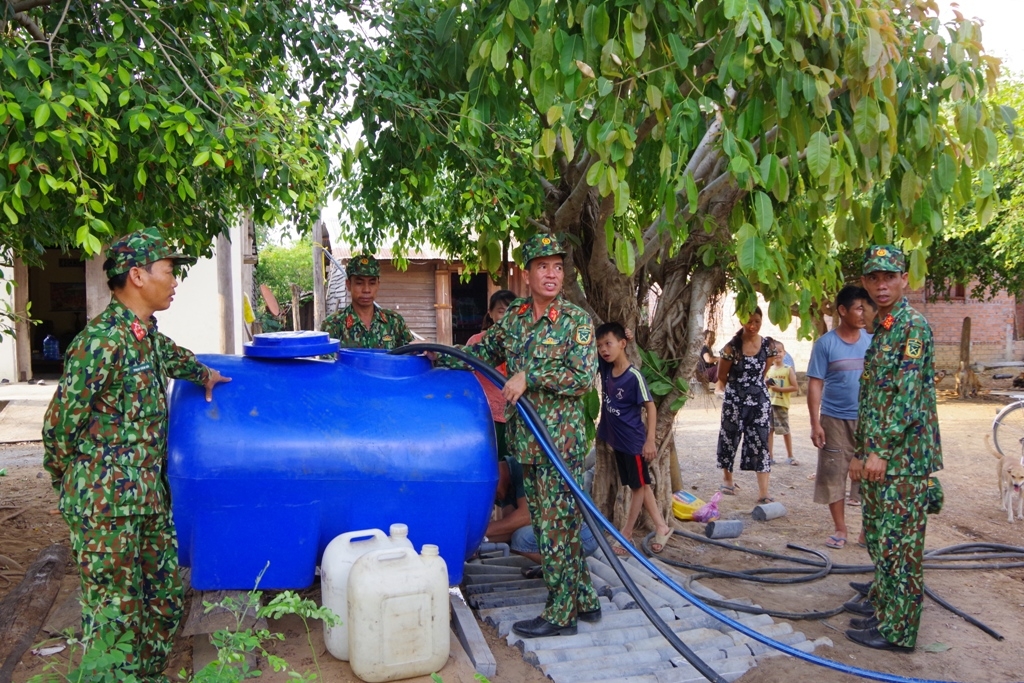 Đoàn Kinh tế - Quốc phòng 737 bơm nước vào bồn lớn cho nhiều hộ dân cùng sử dụng