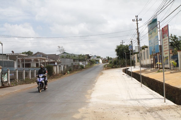 Hệ thống đường  giao thông ở xã Bình Thuận được đầu tư xây dựng khang trang, sạch đẹp. 