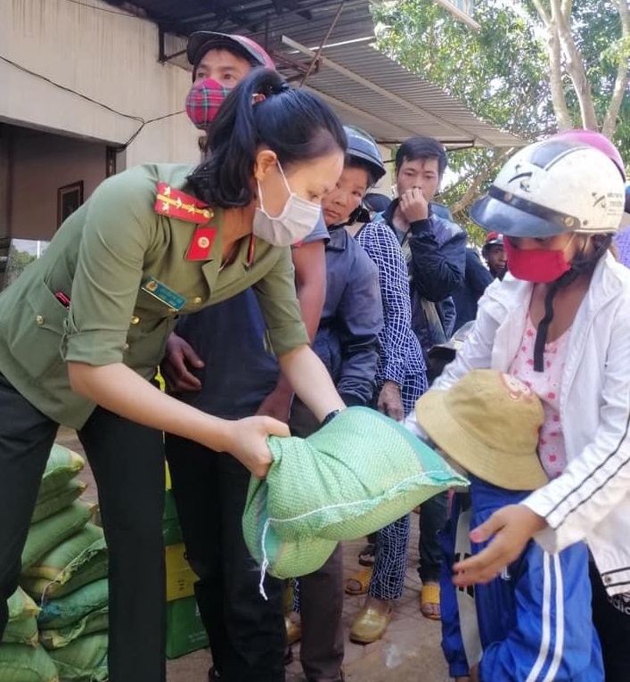 Hội viên Hội Phụ nữ Công an tỉnh bán hàng 0 đồng cho người nghèo thị xã Buôn Hồ.