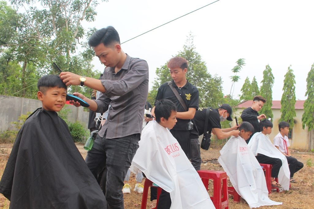 Cắt tóc miễn phí cho thiếu nhi