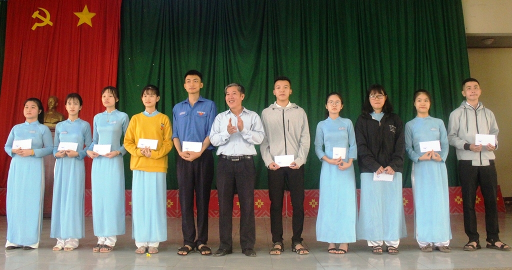 Trao học bổng tặng các em học sinh có hoàn cảnh khó khăn, nỗ lực vươn lên trong học tập và tích cực tham gia hoạt động Đoàn.