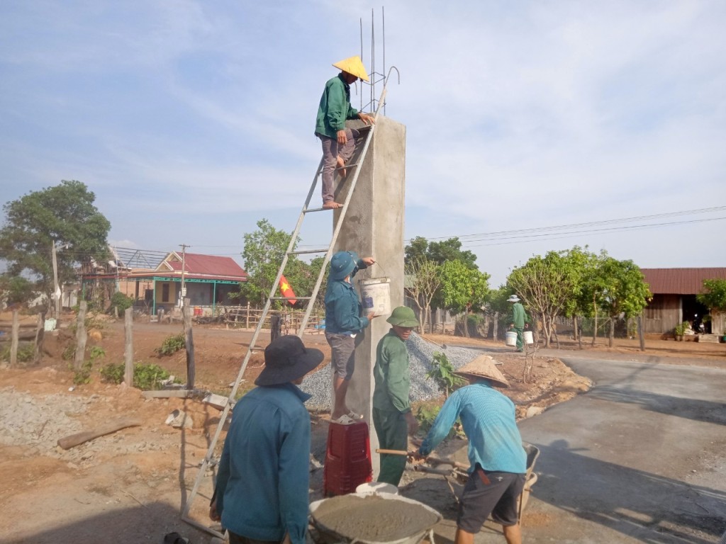 Bà con nhân dân tham gia xây dựng cổng chào nhà sinh hoạt văn hóa thôn Đóng