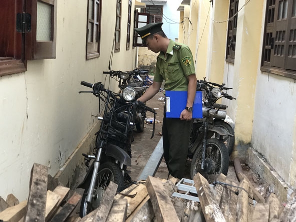 Xe máy độ chế được các đối tượng vi phạm dùng để vận chuyển lâm sản trái phép. 