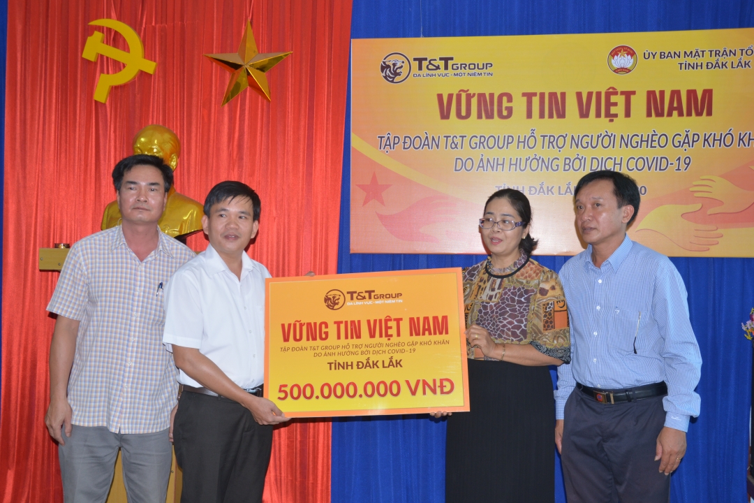 Ủy ban MTTQ Việt Nam tỉnh tiếp nhận số tiền hỗ trợ của Tập đoàn T&T Group