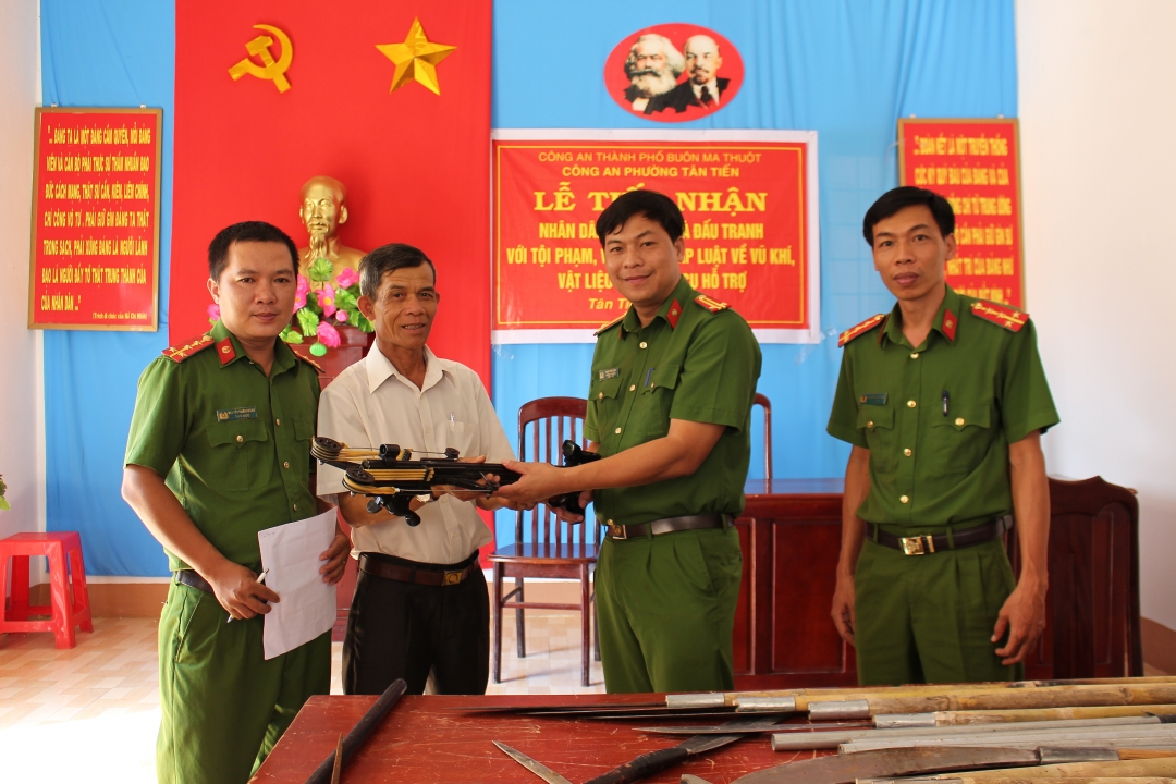 Người dân trực tiếp giao nộp vũ khí cho lực lượng Công an phường Tân Tiến.