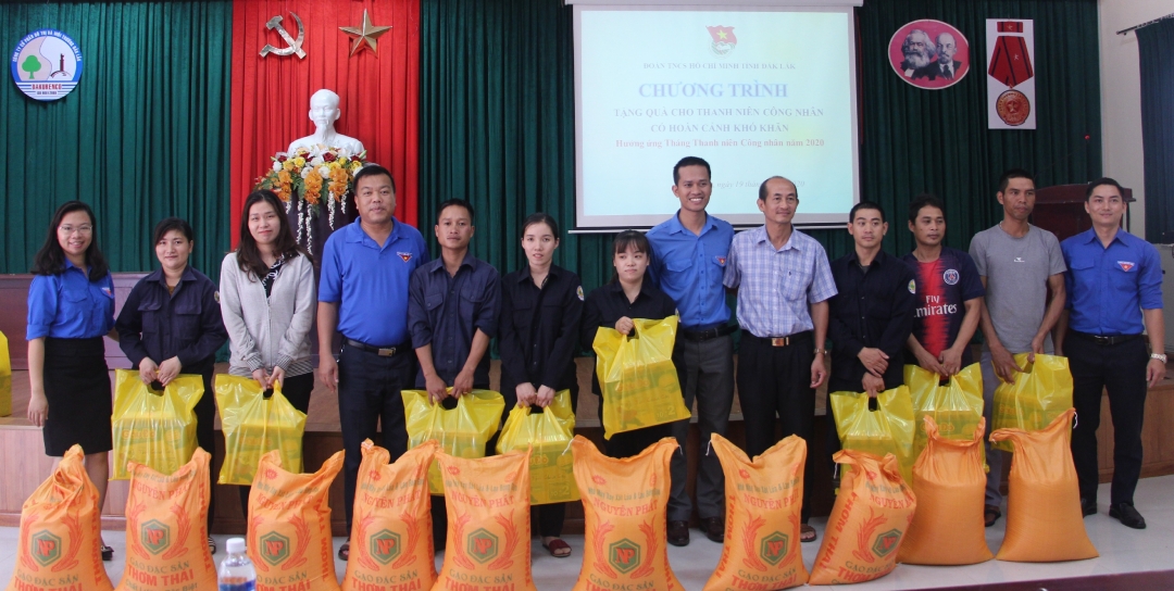 Đoàn thăm, tặng quà cho thanh niên công nhân có hoàn cảnh khó khăn tại công ty TNHH