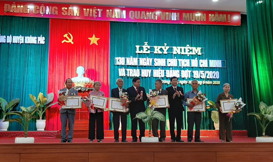 Bí thư Huyện ủy Trần Hồng Tiến và Phó Bí thư trao Huy hiệu đảng 