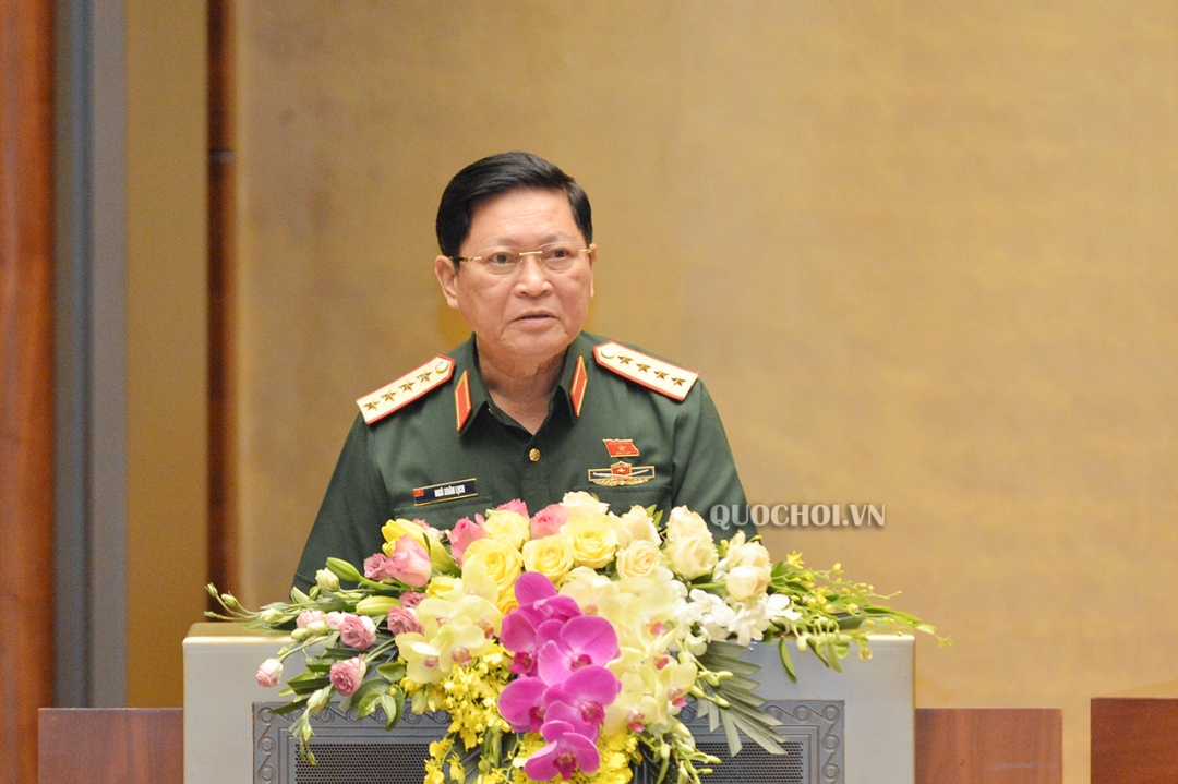 Bộ trưởng Bộ Quốc phòng Ngô Xuân Lịch, thừa ủy quyền của Thủ tướng Chính phủ trình bày Tờ trình về Dự án Luật Biên phòng Việt Nam.