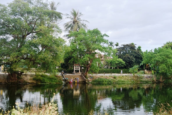 Bến nước - cây đa làng cổ Dương Nổ gần ngôi nhà Bác ở khi xưa.