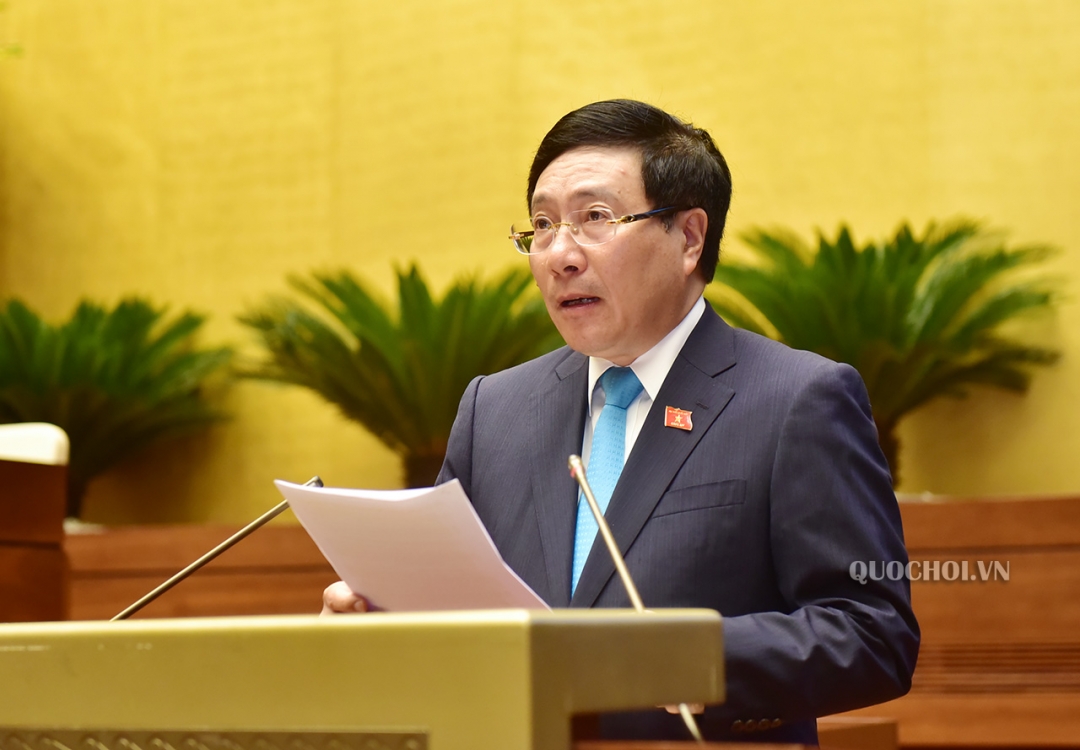 Phó Thủ tướng Chính phủ, Bộ trưởng Bộ Ngoại giao Phạm Bình Minh trình bày Tờ trình về dự án Luật Thỏa thuận quốc tế.