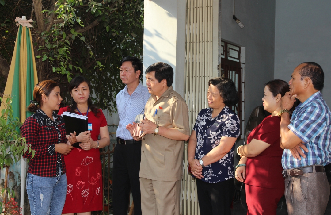 Phó Trưởng Đoàn chuyên trách Đoàn ĐBQH tỉnh Y Khút Niê cùng Đoàn công tác giám sát việc thực hiện chính sách, pháp luật  tại huyện Buôn Đôn. (Ảnh minh họa)