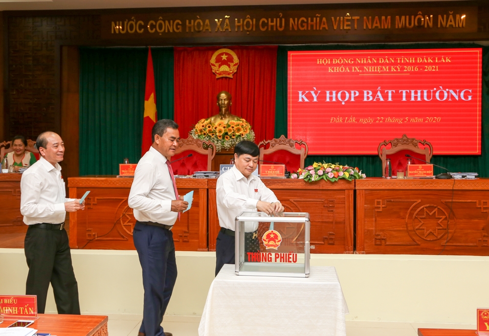 Đại biểu bỏ phiếu bầu bổ sung chức danh Ủy viên UBND tỉnh khóa IX, nhiệm kỳ 2016 - 2021. Ảnh: Hoàng Gia
