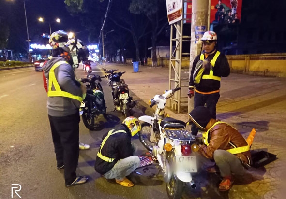 Các thành viên của Đội SOS BMT hỗ trợ người dân sửa xe. Ảnh: Đội SOS BMT