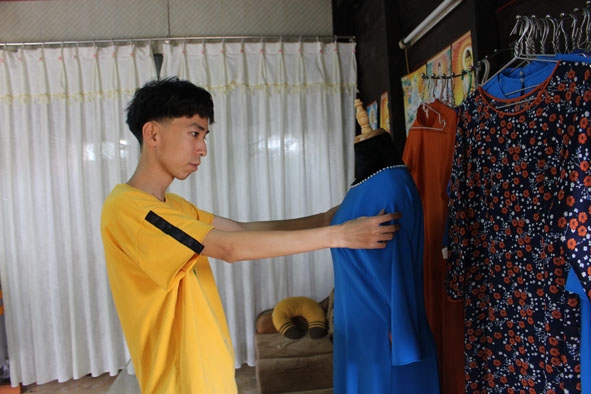 Anh Dũng kiểm tra sản phẩm trước khi giao cho khách. 